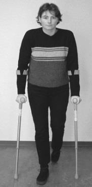Gedurende de eerste zes weken uw knie niet meer dan 90 buigen Het opbouwen van het lopen met krukken De eerste keer dat u uit bed komt na de operatie loopt u met een looprekje.