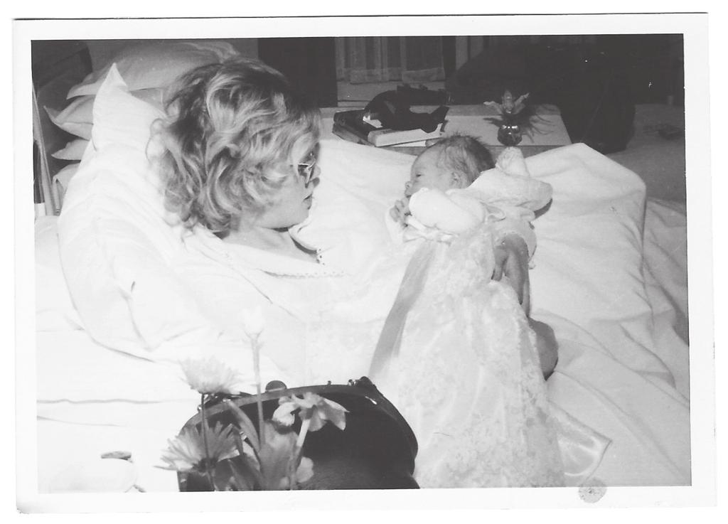 Hier ben ik zes weken oud Samen met mijn moeder in het Majella Ziekenhuis De verhouding tussen mijn moeder en mijn grootouders werd met de dag slechter.