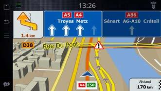 Wanneer er informatie over de rijstrook beschikbaar is in de kaartgegevens, geeft Sensus Connected Touch navigation de rijstroken en hun richtingen weer met gebruik van kleine pijlen onderaan de