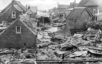 2 Hoe kon deze rmp gebeuren? In de Tweede Wereldoorlog (1940-1945) wren veel gebouwen vernield. Ook de dijken in Nederlnd wren beschdigd.