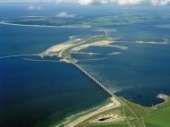 Het grootste onderdeel vn dit pln is de Oosterscheldekering. Het is een open dm. Het wter kn er door stromen.