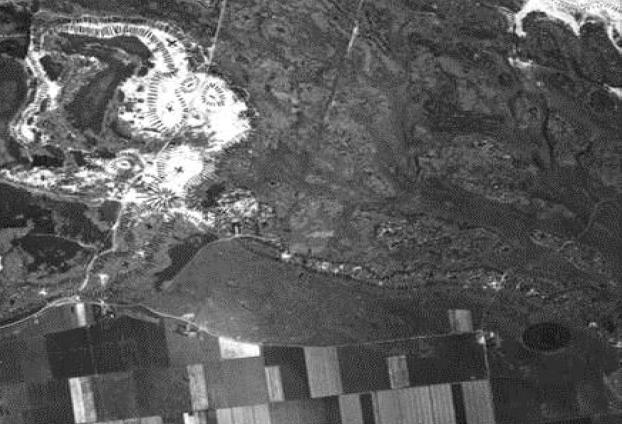 Figuur 3.38. Deel van luchtfoto uit 1952. Te zien zijn de Kooiduinen, Groenglop en de zandverstuivingen langs de Reddingsweg. Uit: Everts en de Vries e.a., 2013. Op de luchtfoto van 1952 (Figuur 3.