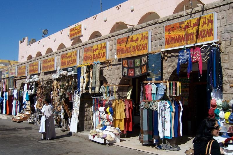 Dag 8: Aswan Vandaag kun je op je gemak Aswan, met zijn oude markt en lange Nijlboulevard, verkennen. De stad is gelegen op een strategisch punt aan de eerste stroomversnelling (cataract) in de Nijl.