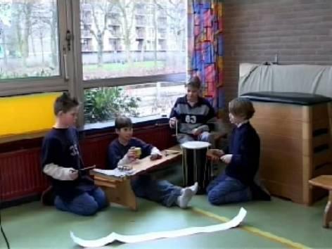 Groep 7 en 8 - Doorkijkjes Bij Muziek maken: Een regenbui spelen De kinderen hebben een stukje muziek bedacht, genoteerd op een strook papier en spelen het vervolgens.