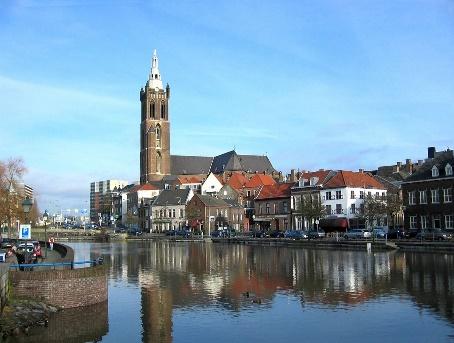 GEMEENTE: ROERMOND (REMUNJ) Roermond is een gemeente in het midden van de provincie Limburg. De gemeente telt 57.044 inwoners (1 mei 2014) en heeft een oppervlakte van 74,19 km².