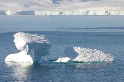 Smeltend ijs van de Noordpool maakt geen verschil, want het ijs drijft al in de zee.