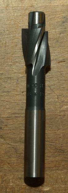 Voor het verzinken van gaten voor schroeven met een cilindrische kop, maken we gebruik van een penverzinkboor met vaste pen.
