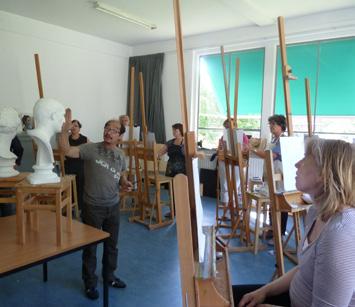 grisaille schilderijen van gipsmodellen. De vierde en vijfde dag wordt naar levend model geschilderd.