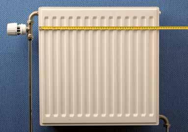stap 1: Opmeten van de radiator C. Breedte opmeten Allereerst bepaal je welk deel je wil bedekken, de radiator, in- of exclusief de radiatorkraan en in- of exclusief de aan- en/of afvoerleiding.