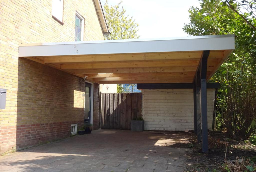 Een carport is als ware niks anders dan een tuinhuis zonder zijwanden.