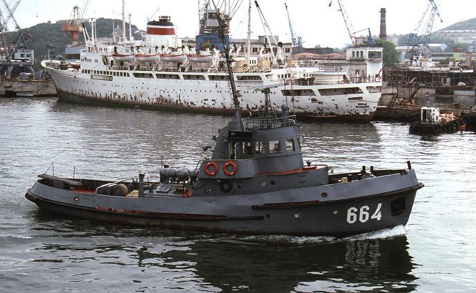 Zegwaard, 26-6-2012), F229 van de Grijze Lloyd LANCASTER F229, ook bekend als "The Queen's Frigate" en The Red Rose Frigate, 26-6-2012, binnenkomend op de Nieuwe Waterweg met bestemming de