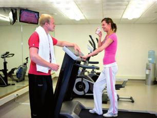 Sportief bezig zijn Kleine fitnessruimte In onze kleine cardio fitnessruimte kunt u gratis trainen. Er is o.a. een loopband en een crosstrainer. De actuele openingstijden vindt u in de welkomstmap.