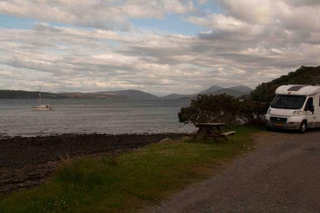 Inmiddels zijn we op Isle Of Skye in het plaatsje Camastianavaig, aan de oostkust. We staan hier aan een baai met uitzicht op zee. N57.37230 W006.14569. Het plaatsje bestaat uit een handje vol huizen.