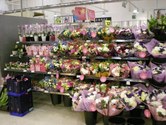 4.1 Bloemenschap bij Asda Bij Asda worden voornamelijk gemengde boeketten gekocht, ongeveer 62% van de consumenten heeft dit aangegeven. Eenderde koopt monobossen bij Asda.