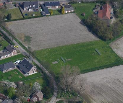 In de omgeving staat losse bebouwing met een lage dichtheid. De overgang is groot wanneer er een cluster met tijdelijke woningen wordt geprojecteerd in dit gebied.