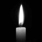 De kaarsen worden ontstoken door de aanwezige familieleden. Voor elke gestorvene één en één extra voor wie in onze gedachten zijn, maar hier niet genoemd worden.