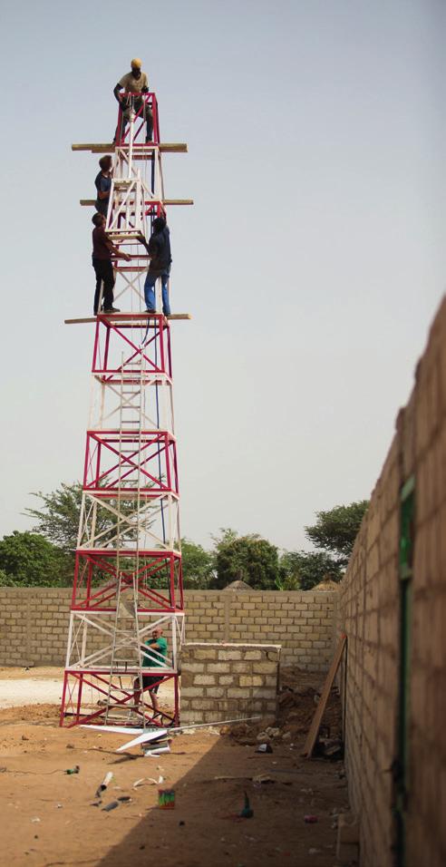 STUDENTEN BOUWEN WINDMOLEN IN SENEGAL Any way the wind blows Bedenk een alternatieve energiebron voor een schooltje in Nianing (Senegal) die de stroompannes, waarmee ze dagelijks geconfronteerd