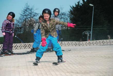 Dit bieden wij zowel voor volwassenen als voor kinderen van en op. Een les duurt 50 minuten. U mag voor de les 10 minuten inskiën of -snowboarden.