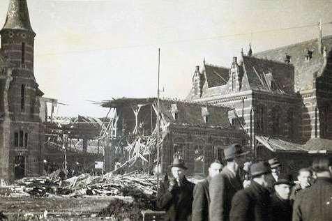 Nijmegen: het station na het bombardement in 1944 pen de wapens neer te leggen. Op 15 mei 1940 werd in een lagere school in het dorp Rijsoord de capitulatie getekend.