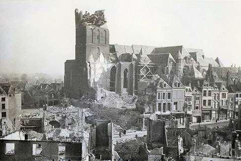 Nijmegen: Stikke Hezelstraat en Stevenskerk ren. In 1940 had de NSB ongeveer 32.000 leden.