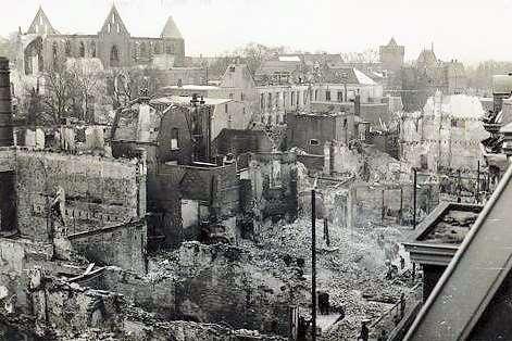 Nijmegen: Stikke Hezelstraat de meeste Nederlanders het gewone leven zoveel mogelijk voortzetten. Na de Februaristaking in 1941verhardde de opstelling van de bezetter.