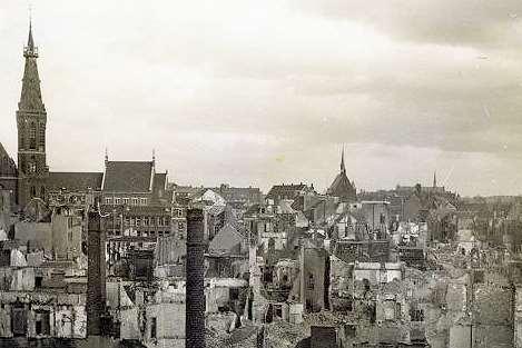 Nijmegen: uitzicht vanaf Doddendaal Nijmegen bombardement 1944 22 februari 1944 is een datum, die in het geheugen van de Nijmegenaren werd gegrift. De ravage na het bombardement was onbeschrijfelijk.