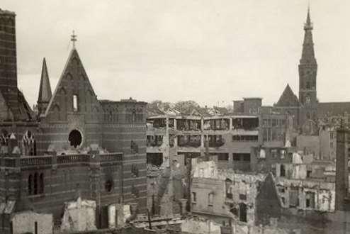 Nijmegen: Augustijnenkerk en achterzijde V&D en de afstand die overbrugd moest worden was veel te groot. Hierdoor brandde de stad drie dagen.