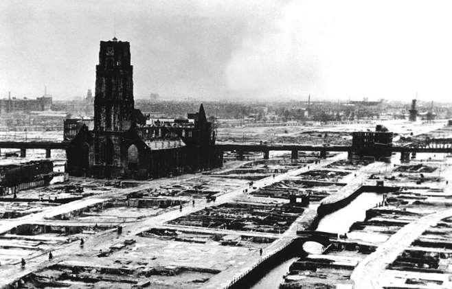 Rotterdam na het bombardement foto US Department of Defense Bombardement Rotterdam, mei 1940 Op dinsdag 14 mei 1940, 's middags om 13.