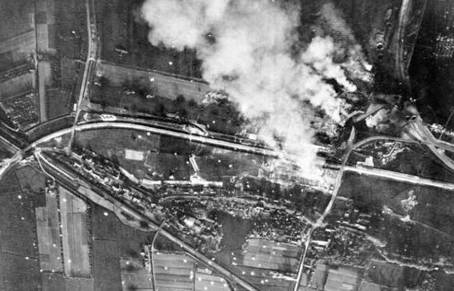 Vliegveld Waalhaven in mei 1940 foto Bundesarchiv Rotterdam-Zuid en het Noordereiland veroverd. De Duitse legereenheden hergroepeerden zich voor de beslissende aanval op Rotterdam.