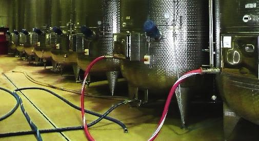 De gisting op vat verloopt sneller, maar ook hier is het belangrijk dat de temperatuur van de wijn wordt beheerst.