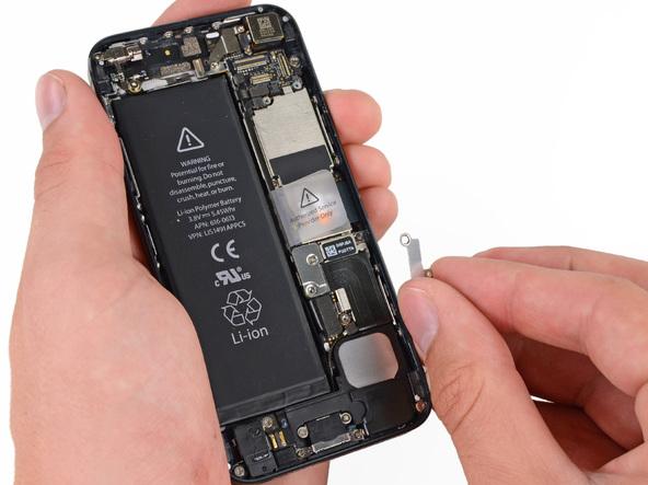 Verwijder deze metalen houder van de iphone. 13.