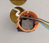 Kabel of buis luchtdicht via het elastische dichtingsmembraan invoeren.
