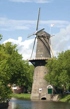 Bezienswaardigheid 1: Molen De Walvisch Molenroute Schiedam en Midden-Delfland - Fietsen langs de molens De eerste steen van molen De Walvisch werd gelegd op 16 juni 1794 door jeneverstokers.