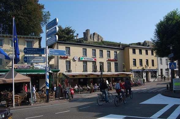 Centrum Valkenburg met de kasteelruïne op de berg jaar 1100 een eerste versterking liet bouwen. Dit kasteel werd in 1122 vernietigd.