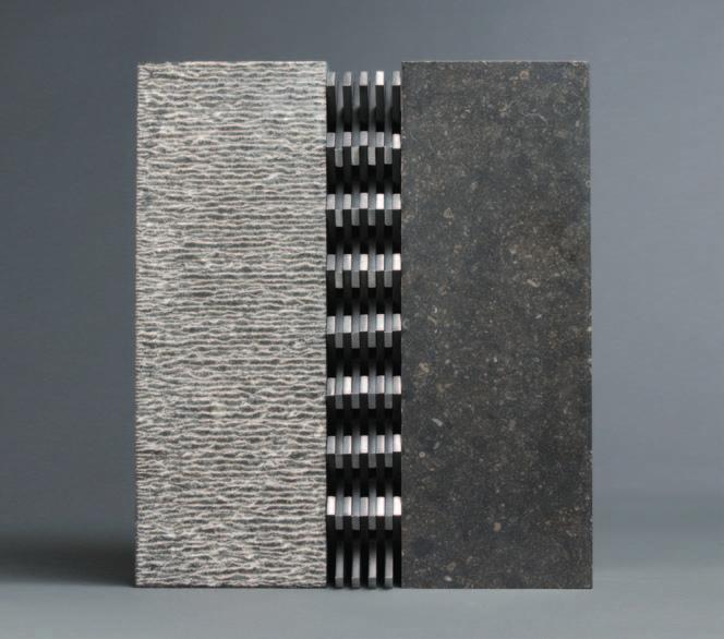 Dogan Çakir Zonder titel, 2007. Reeks van 4 sculpturen. Blauwe steen en metaal, 32x28cm De voorkeursmaterialen van Çakir zijn inox, blauwe hardsteen, carrara marmer of zwart marmer van Mazy.