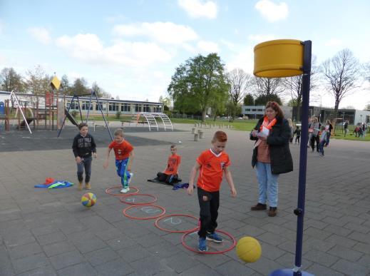 hem omhoog en omlaag takelen het bord is best wel groot.