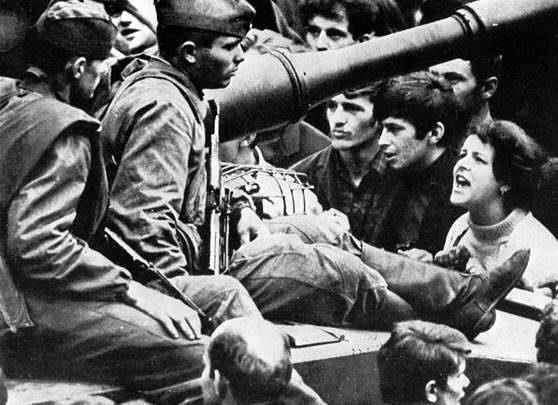 Voorbeeld 1 Praagse Lente 1968 Sovjetleider Brezjnev roept Dubcek tot de orde. Is bang voor olievlekwerking. Dubcek laat zich niet intimideren.