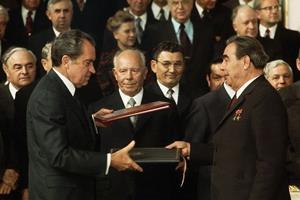 Voorbeeld 2 Salt I ondertekend 1972 Belangrijkste periode in détante tussen 1969-1972,