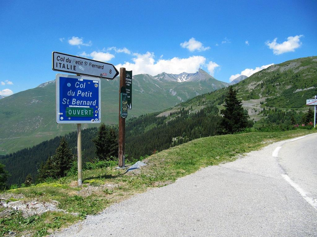 Vlak daarna komt de Col de la Bonette met 2715 meter en gaat dan nog verder omhoog naar de Cime de la Bonette. Hier wordt een hoogte van 2802 meter bereikt en het uitzicht is adembenemend.