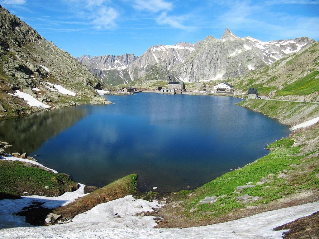 Dag 8 Aosta - Realp Om Italië weer te ontvluchten moet de Grote St. Bernardpas worden overgestoken. Een echt schitterende pas met een hoogte van 2469 meter.