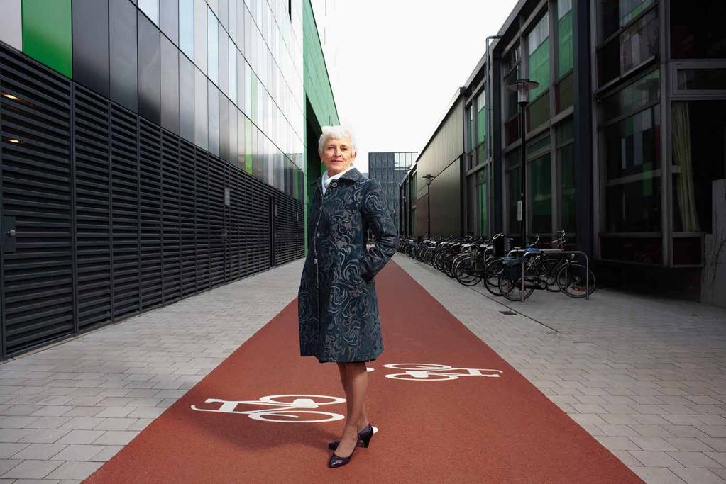 Jacqueline Cramer naast woontoren Casa Confetti op het universiteitsterrein De Uithof te Utrecht Bestaande regelgeving vormt regelmatig een belemmering voor innovatieve duurzaamheidprojecten en