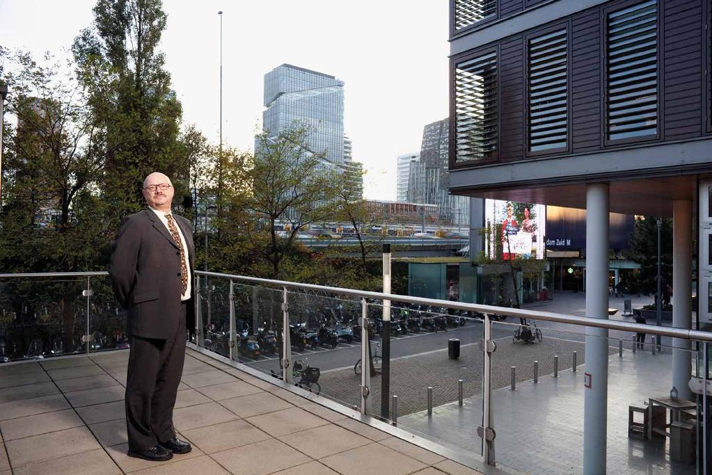 Richard Jorissen bij het WTC aan de Zuidas; de locatie van het toekomstige ZuidasDok Richard Jorissen staat bekend als een man van de grote projecten.