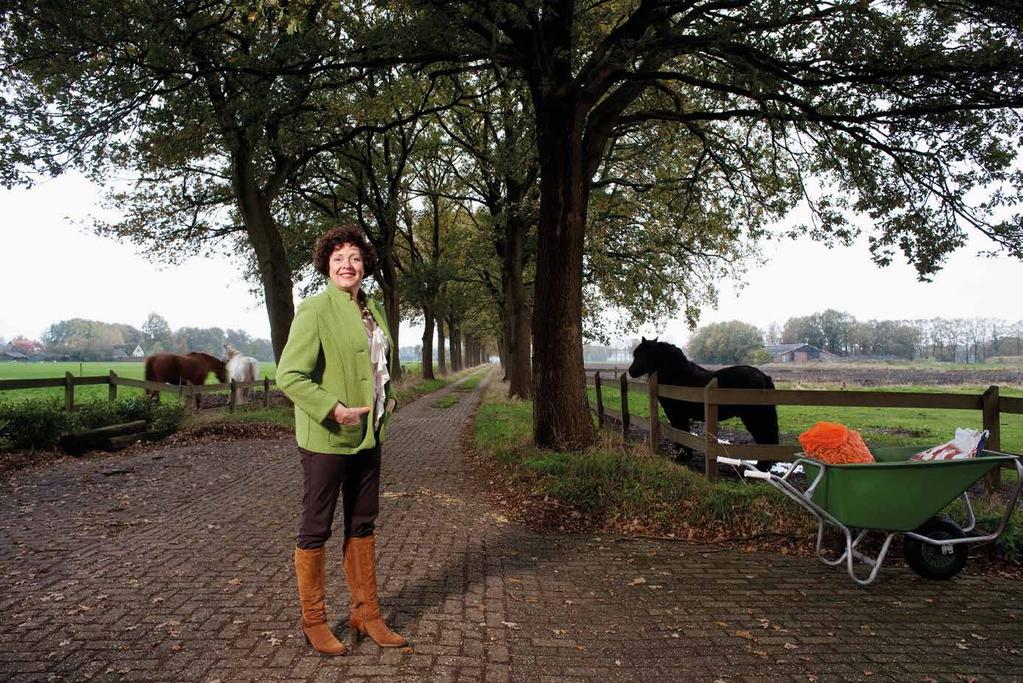 Ilona Lagas bij de Koloniedijk in buurtschap Vinkenbuurt, gemeente Ommen Toen ik in 2010 aantrad moest er een nieuwe structuurvisie komen. Dat stond me om twee redenen tegen.