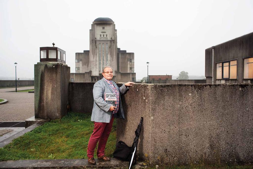 Evert Leusink bij het voormalige zendgebouw van Radio Kootwijk Leusink is nu drie jaar bezig met het project Andere Overheid.