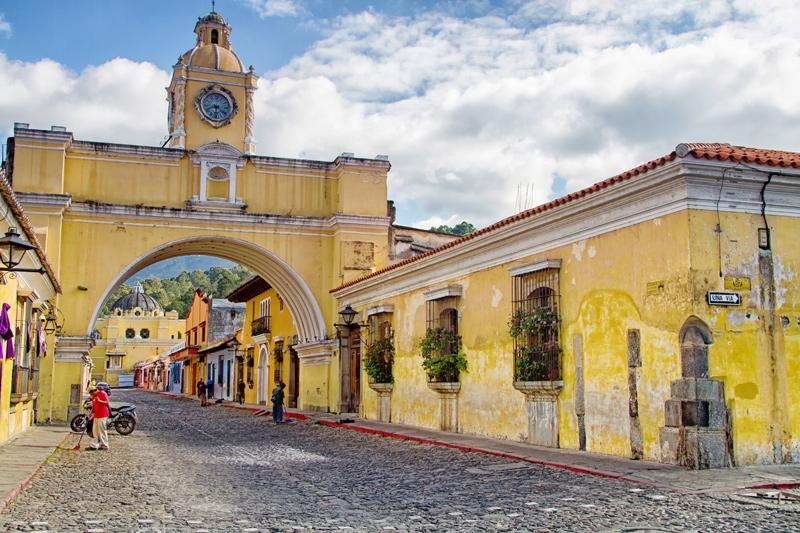 Dag 11: Panajachel (Meer van Atitlán) - Antigua Vanuit Panajachel kun je per boot of al wandelend door koffieplantages enkele van de twaalf indianendorpen aan de rand van het meer bezoeken.