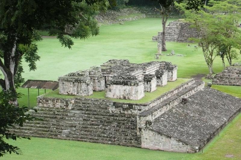 Dag 15: Copán De reden van ons korte verblijf in Honduras is natuurlijk het Mayacomplex Copán. Ooit floreerde hier een grote indiaanse stad, die haar bloeiperiode kende tussen 250 en 900 na Christus.