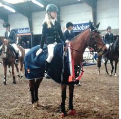 Nicky en Elvira worden gehuldigd als Drents kampioen Op 7 februari werden de paarden Drentse dressuur kampioenschappen gehouden in Emmen.