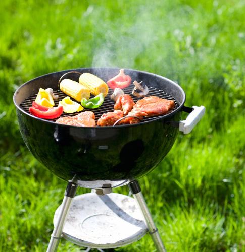 Op lange warme zomeravonden wordt in vele Nederlandse tuinen de barbecue aangestoken. Wat is er gezelliger dan buiten allerlei hapjes eten?