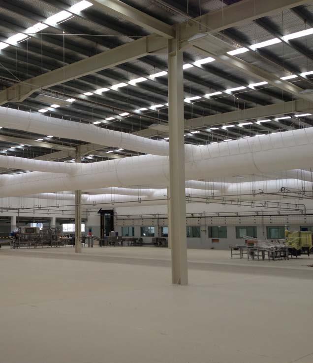 Levensmiddelenwinkels, lage temperatuur werkplekken In grote opslaghallen bieden textiele luchtverdeelkanalen