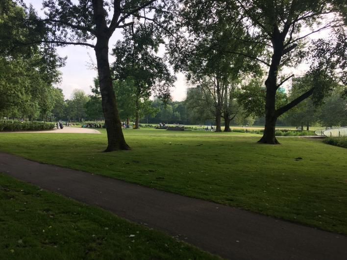 Het is geen groot park, dus je kunt gerust de fiets even parkeren en